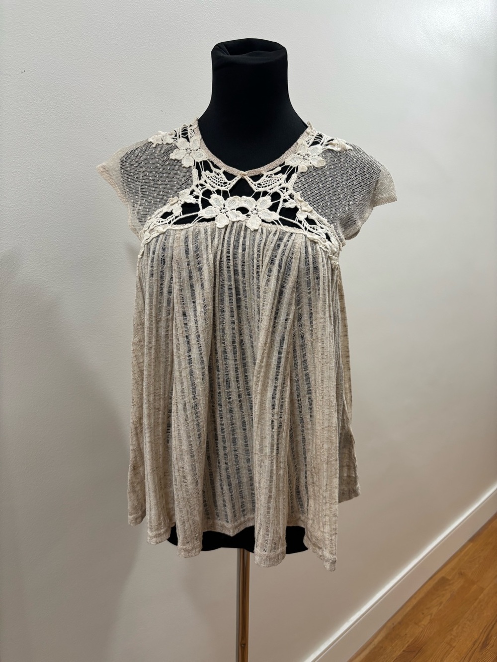 817. Lace Yoke Cap-Sleeve Women's Top in Cream